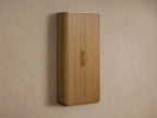 Armoire haute Finnley en bois, style champêtre, avec portes, pour salon.