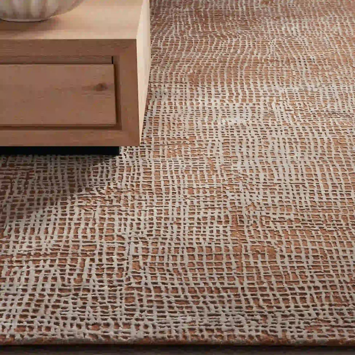 Fostra Moderner handgeknüpfter Teppich aus Wolle und Viskose im Used-Look mit freiem, von Rastern inspiriertem Muster