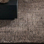 Fostra Moderner handgeknüpfter Teppich aus Wolle und Viskose im Used-Look mit freiem, von Rastern inspiriertem Muster