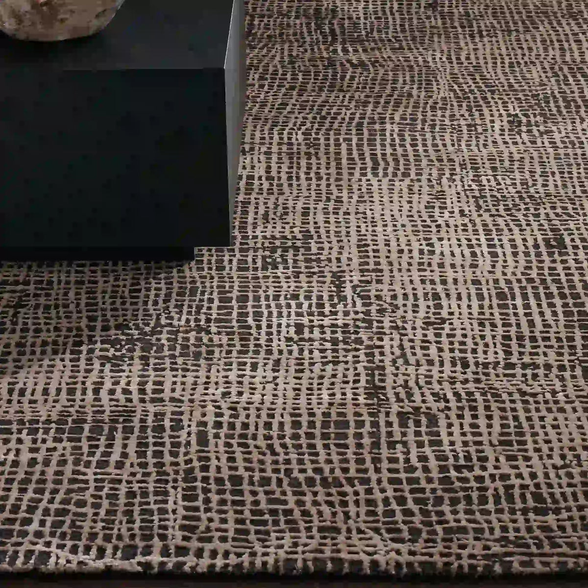 Fostra Moderner handgeknüpfter Teppich aus Wolle und Viskose im Used-Look mit freiem, von Rastern inspiriertem Muster