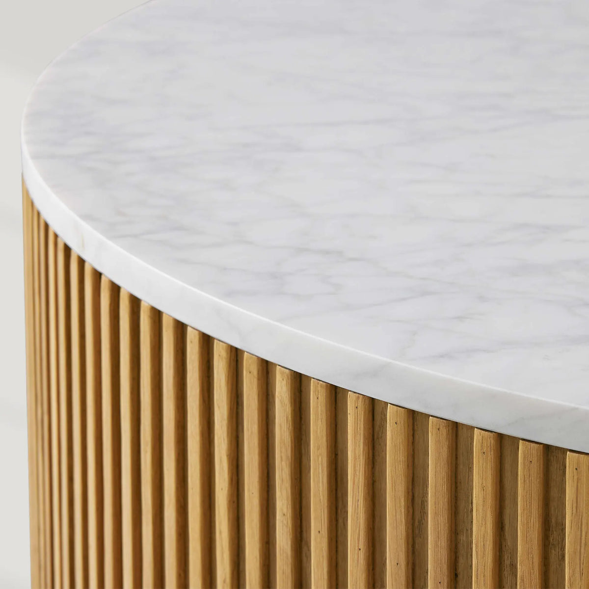 Finnley Runder Couchtisch Sofa Beistelltisch Teetisch mit Steinplatte & Messingsockel