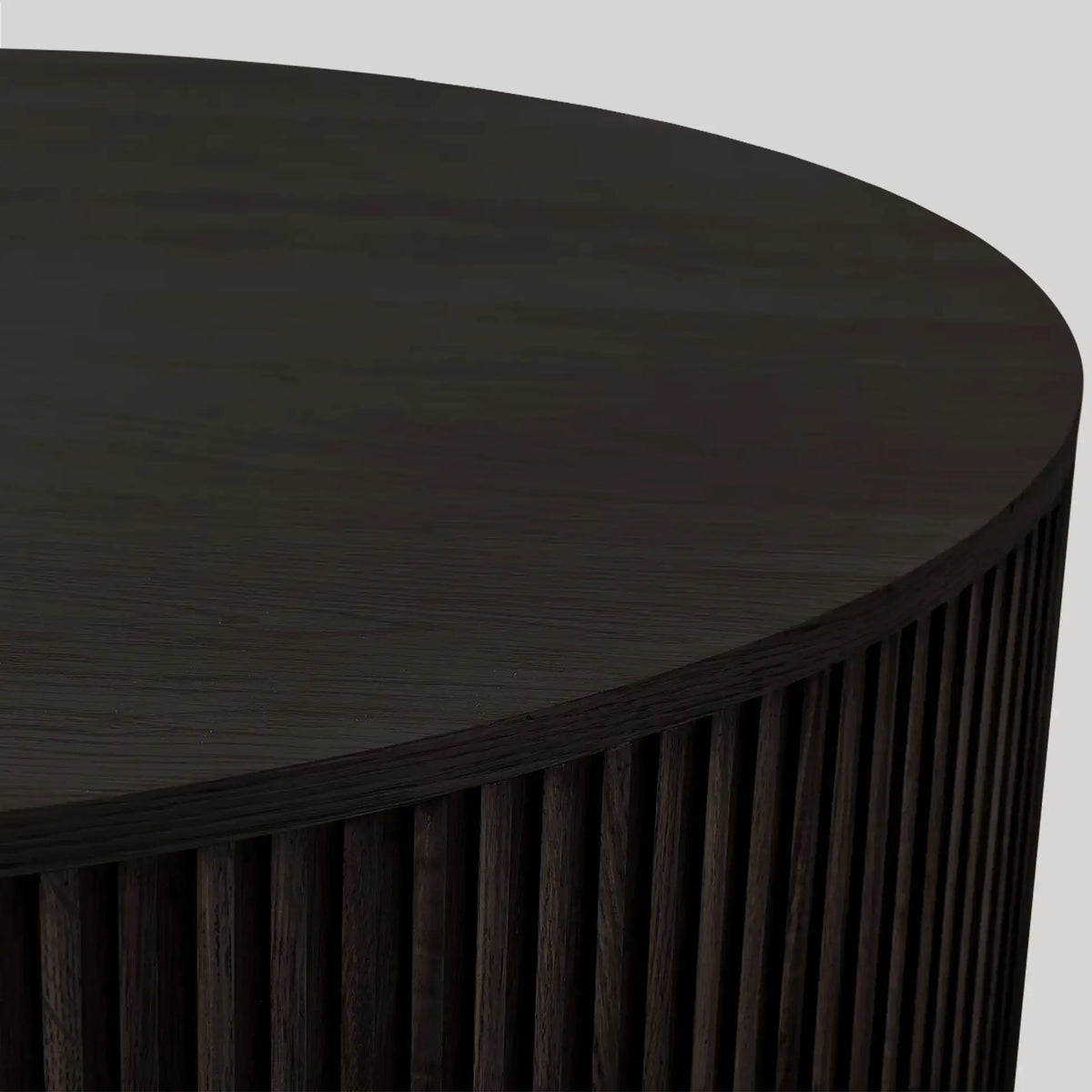Finnley Round Oak Wood Coffee Table Modern Sofa Center Tea Table with Reeded Detailing