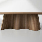 Table de salle à manger Cortina en forme de bateau, en noyer américain avec piètement ondulé