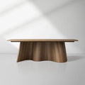 Table de salle à manger Cortina en forme de bateau, en noyer américain avec piètement ondulé