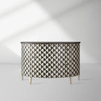Buffet/meuble de rangement moderne en bois de peuplier Andretta, orné de motifs géométriques noirs et blancs