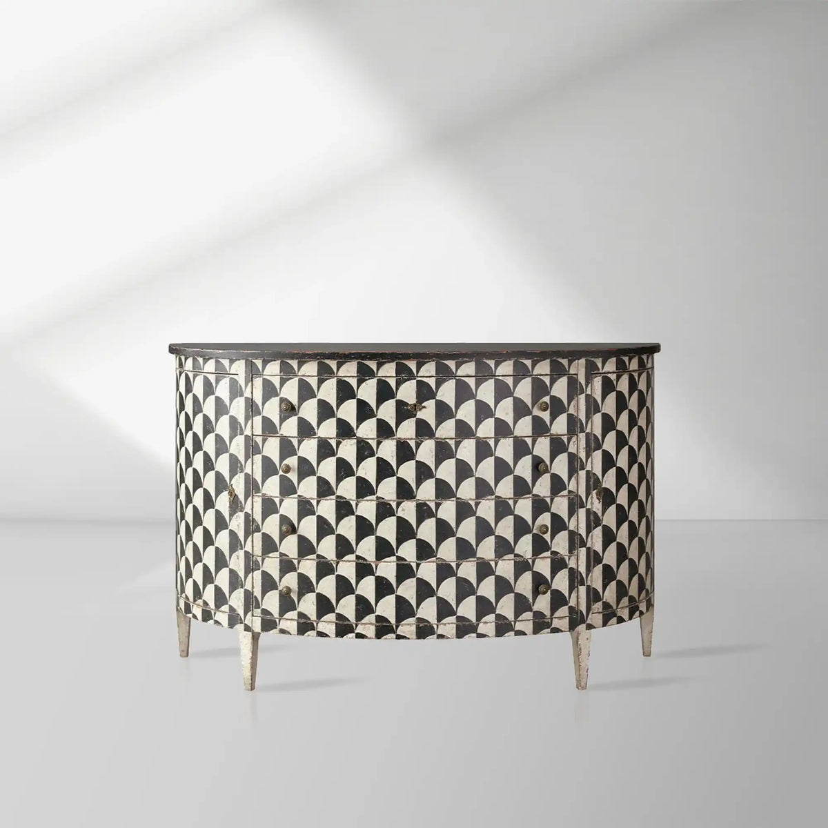 Buffet/meuble de rangement moderne en bois de peuplier Andretta, orné de motifs géométriques noirs et blancs