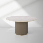 Table de salle à manger Canodi avec plateau en marbre crème poli et piètement cannelé en bois.