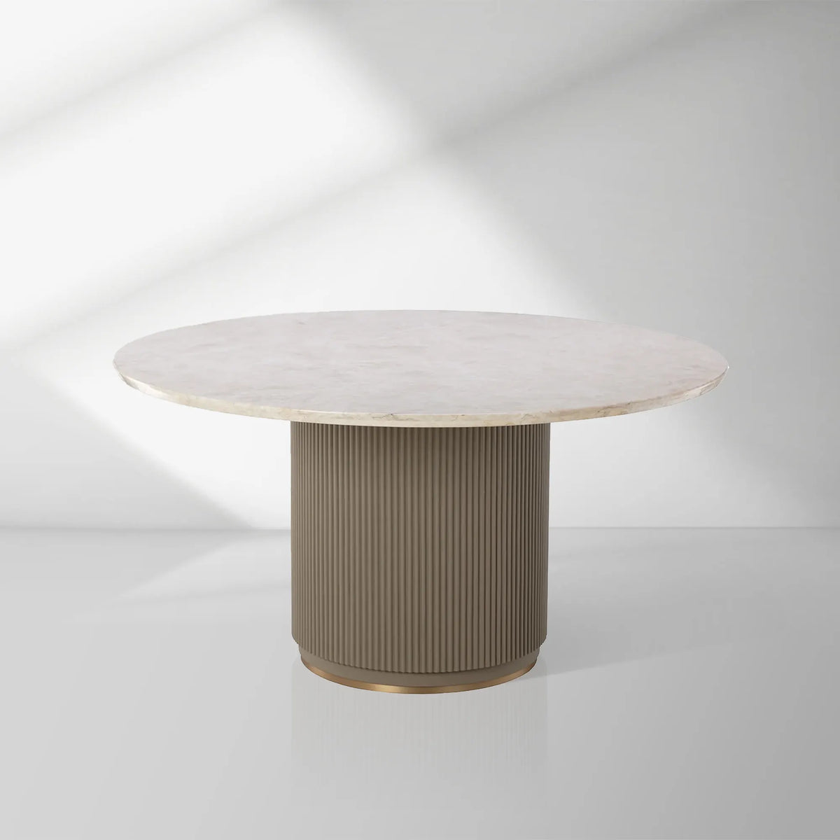 Table de salle à manger Canodi avec plateau en marbre crème poli et piètement cannelé en bois.