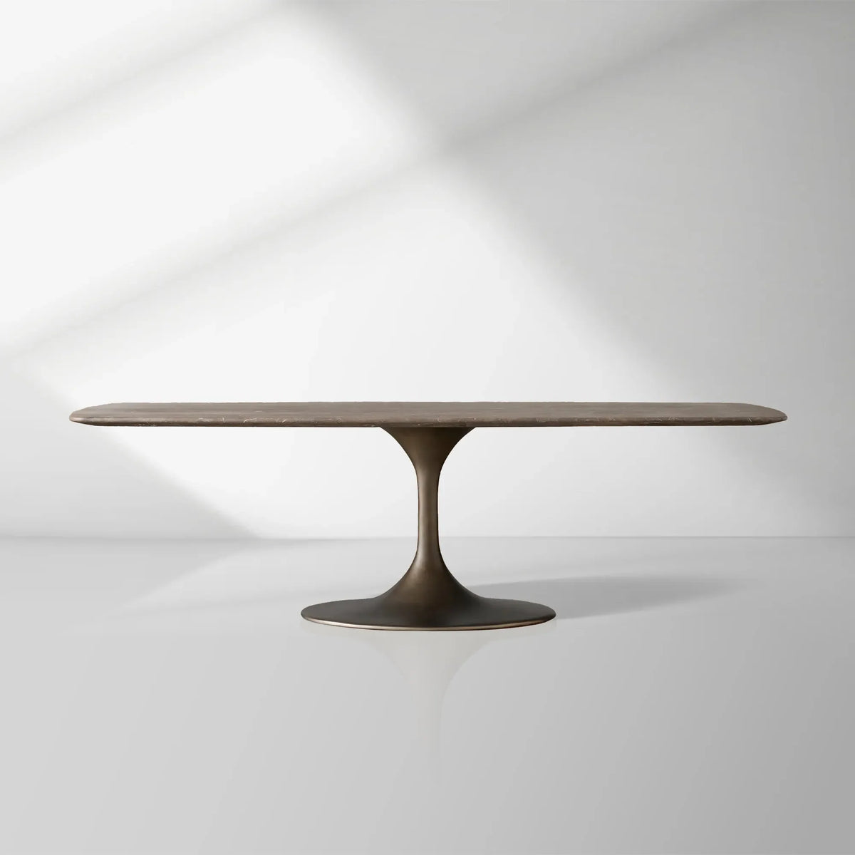 Table de salle à manger Aero avec plateau en marbre et piètement en acier Launette, table de salle à manger de luxe de style tulipe
