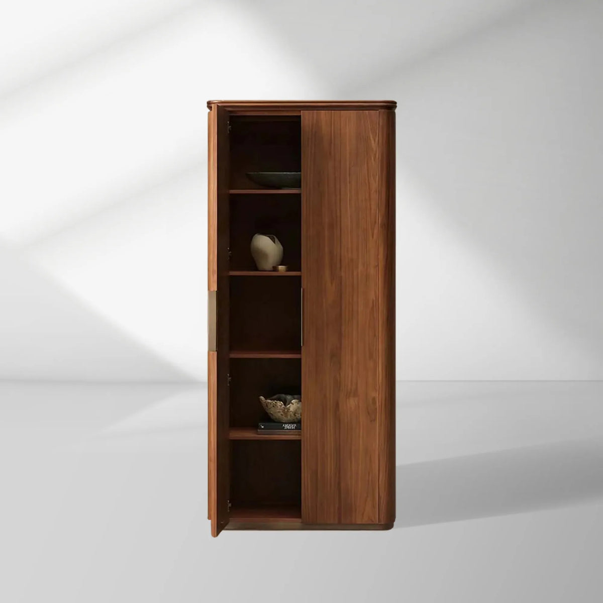 Armoire de rangement haute Caden avec portes en bois, en noyer, vitrine d'entrée ou de salle à manger.