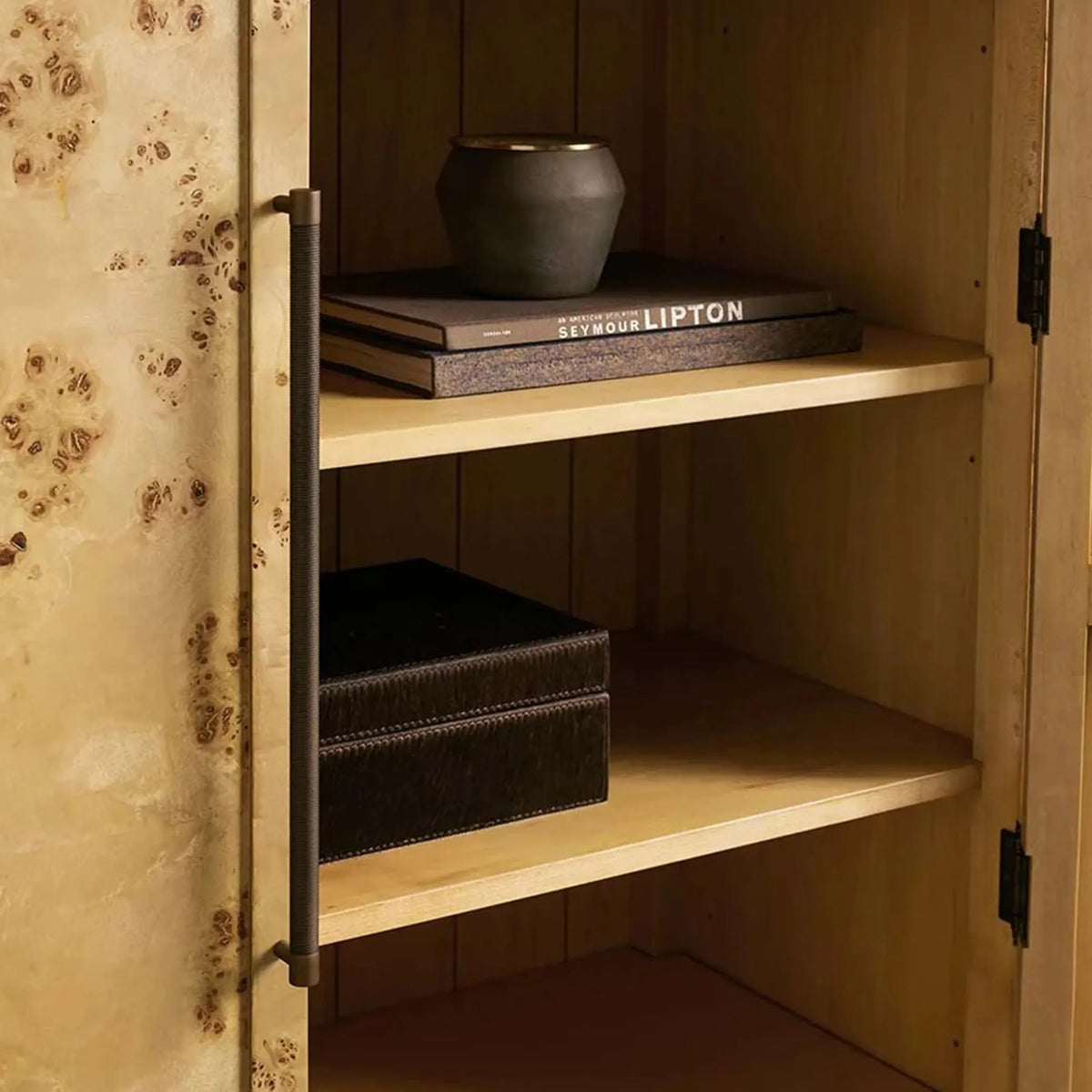 Hattie Burl Hoher Schrank Wohnzimmer Aufbewahrungsschrank aus natürlichem Holz 