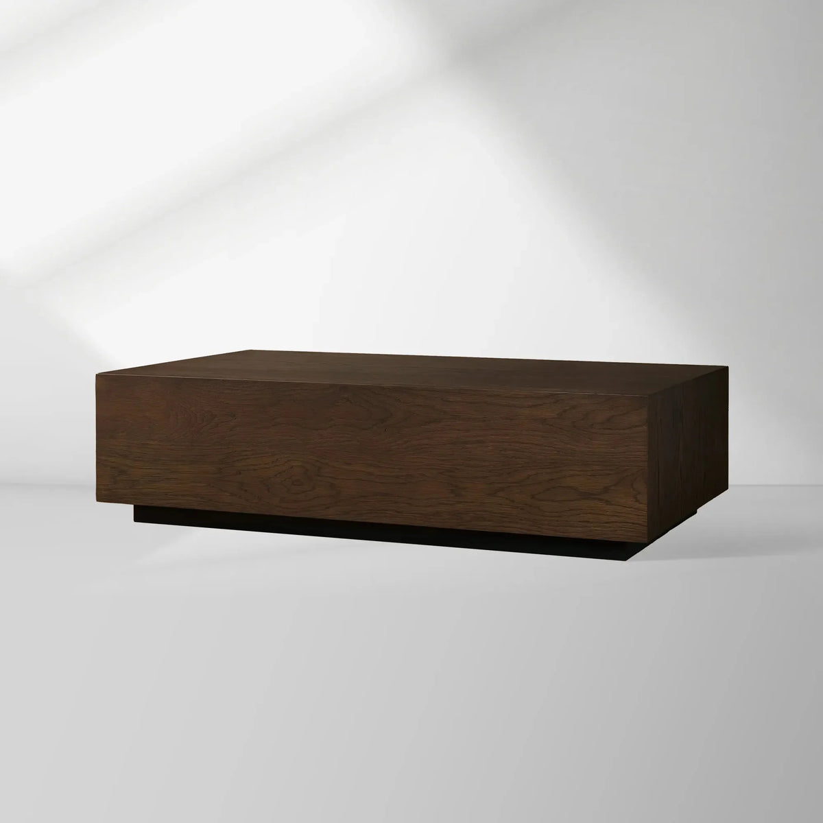 Table basse rectangulaire Sullivan avec placages en chêne massif et base à plinthe noire Table basse de salon