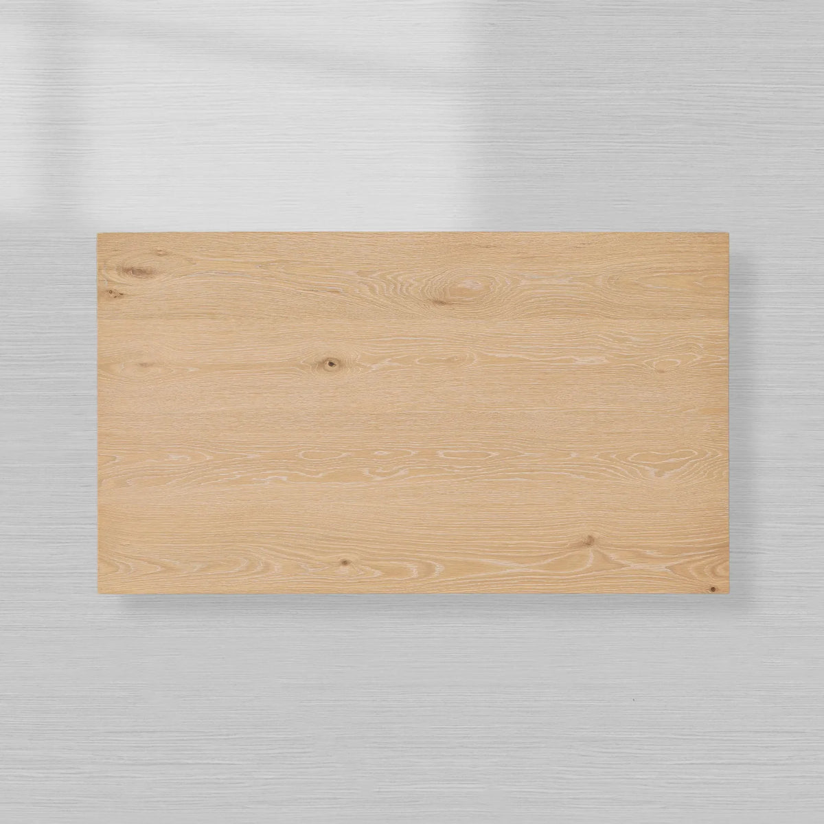 Table basse rectangulaire Sullivan avec placages en chêne massif et base à plinthe noire Table basse de salon