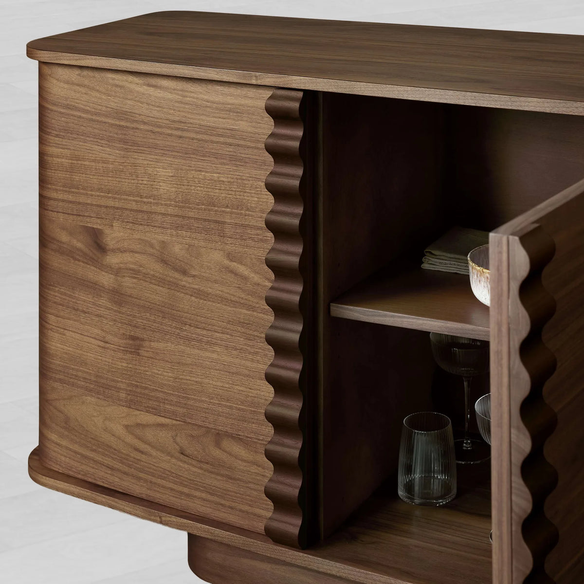Ribbon Mid-Century Modern Buffet Anrichte Holz Wohnzimmer Medien-TV-Schrank Dielenschrank mit zurückgesetztem Sockel