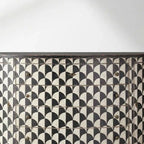 Buffet/meuble de rangement moderne en bois de peuplier Andretta, orné de motifs géométriques noirs et blancs