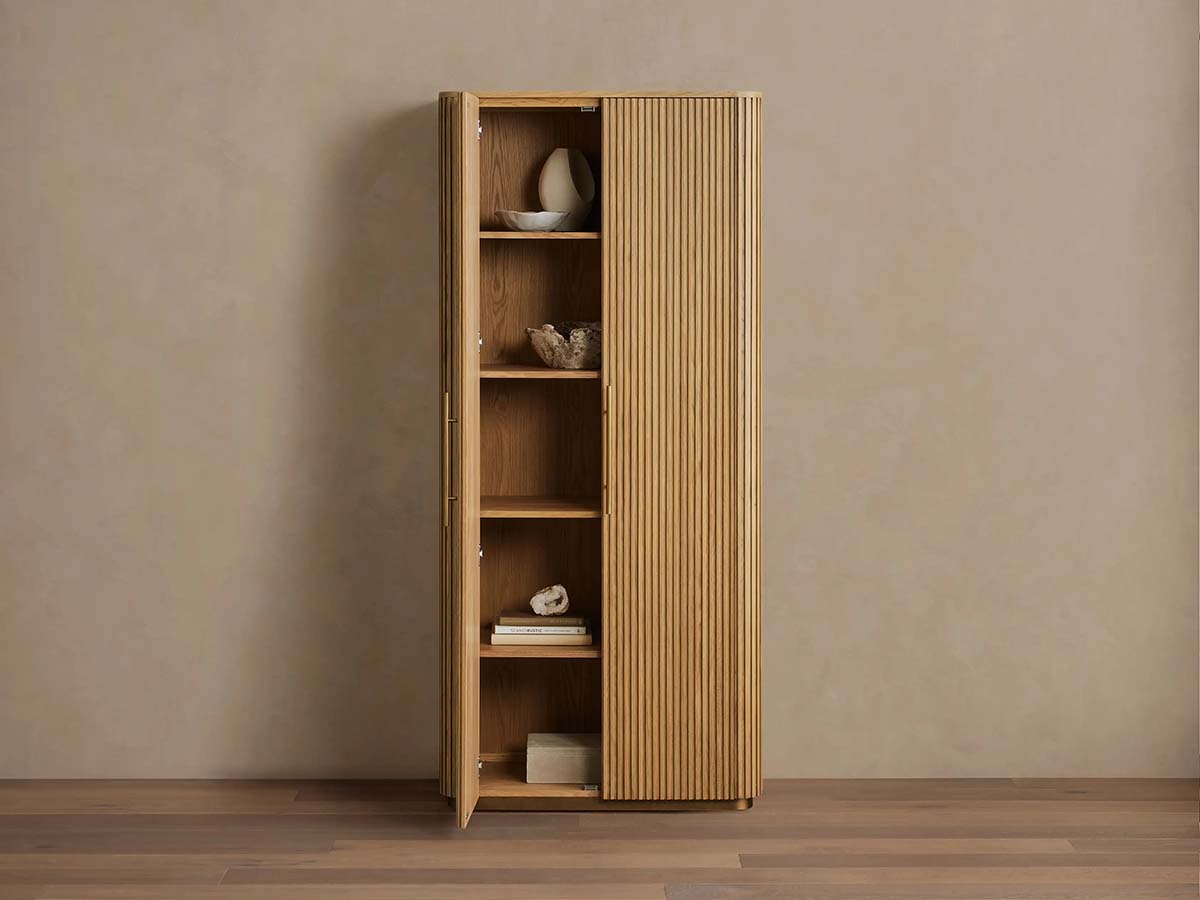 Armoire haute Finnley en bois, style champêtre, avec portes, pour salon.