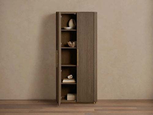 Armoire haute Finnley en bois, style champêtre, avec portes, pour salon.