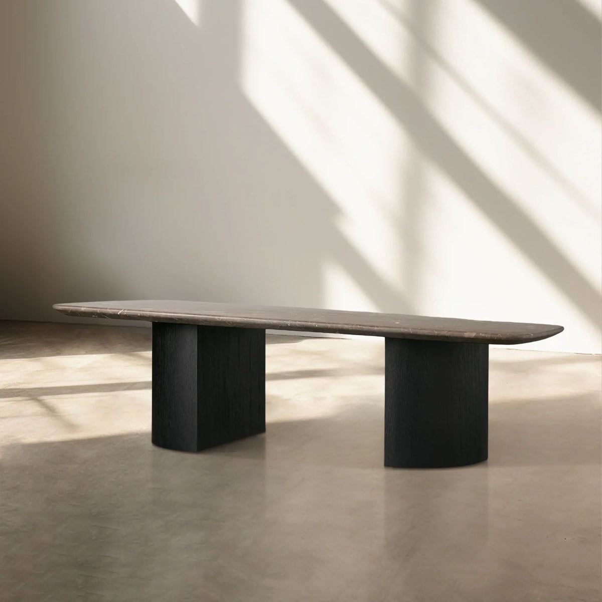 San Germani 72" Steincouchtisch mit Natursteinplatte und Dauphine Metallfuß