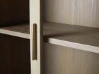 Malone Vitrine aus strukturiertem Leder, hoher Holzschrank mit Glastüren