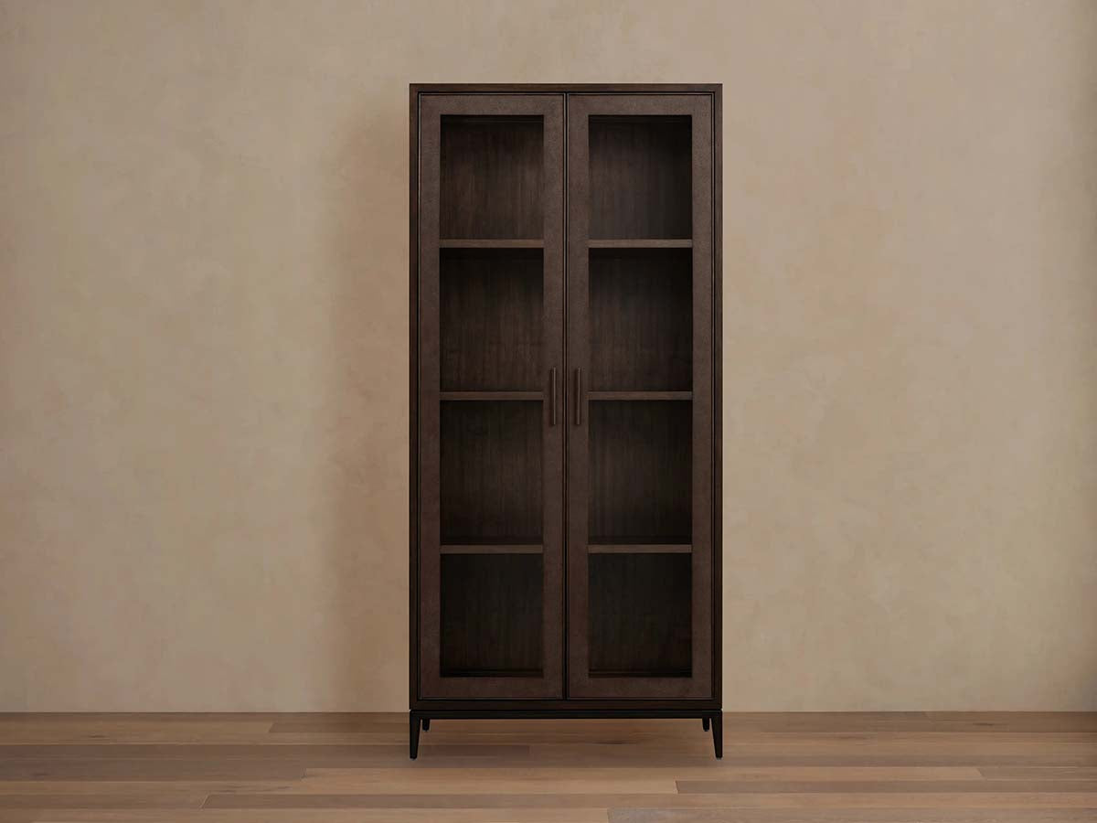 Malone Vitrine aus strukturiertem Leder, hoher Holzschrank mit Glastüren