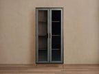 Malone Vitrine aus strukturiertem Leder, hoher Holzschrank mit Glastüren