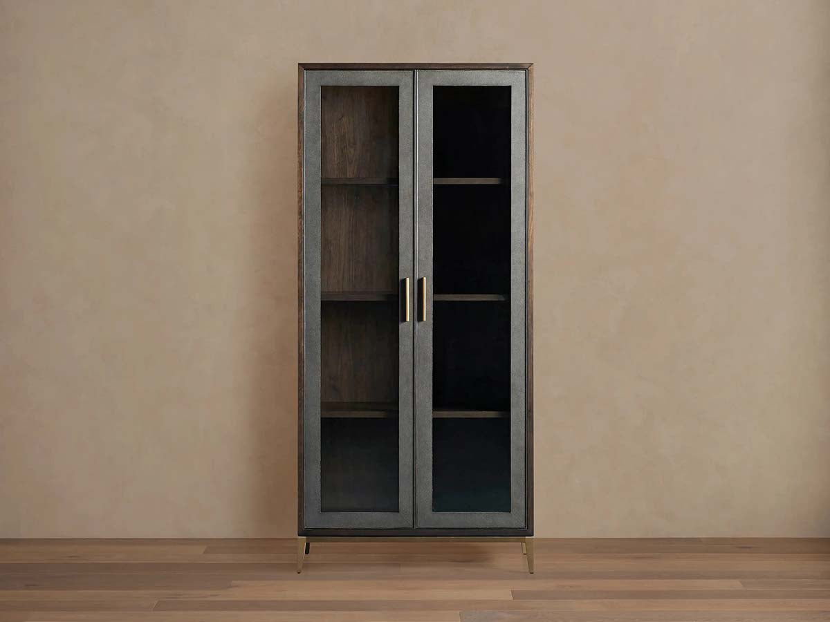 Malone Vitrine aus strukturiertem Leder, hoher Holzschrank mit Glastüren