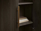 Armoire haute Finnley en bois, style champêtre, avec portes, pour salon.