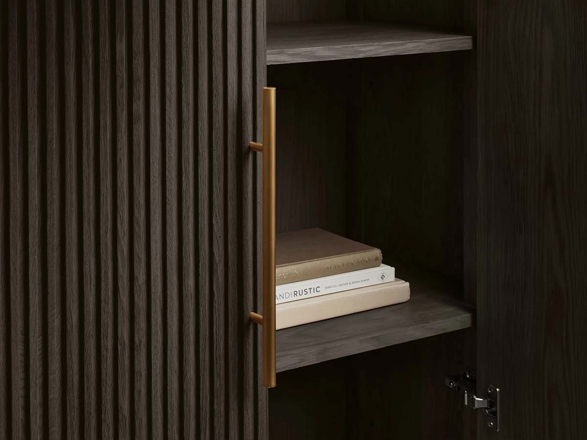 Armoire haute Finnley en bois, style champêtre, avec portes, pour salon.