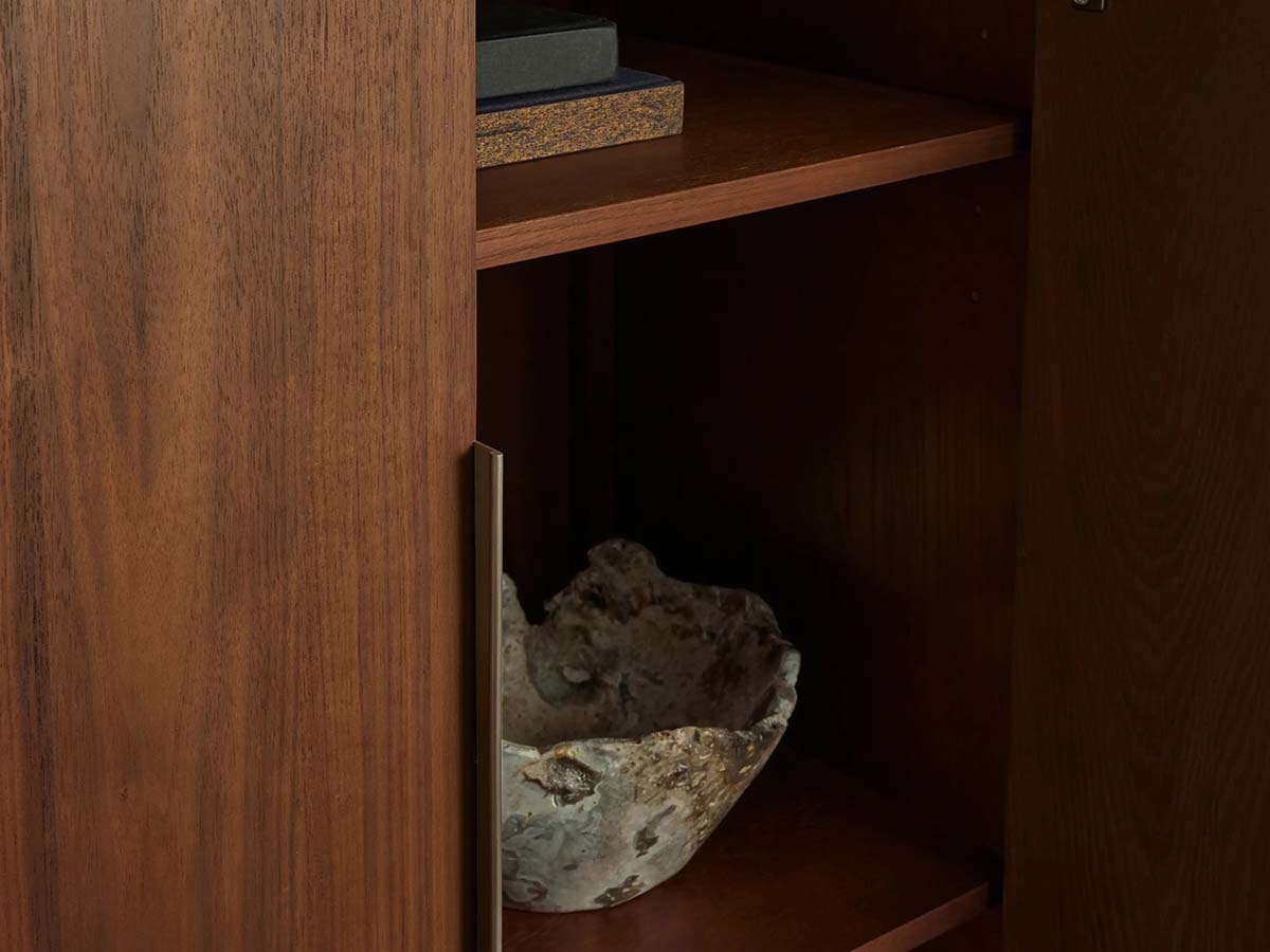 Armoire de rangement haute Caden avec portes en bois, en noyer, vitrine d'entrée ou de salle à manger.