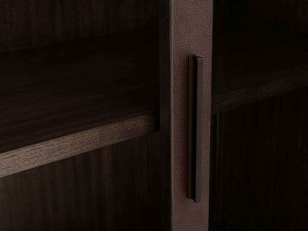 Malone Vitrine aus strukturiertem Leder, hoher Holzschrank mit Glastüren