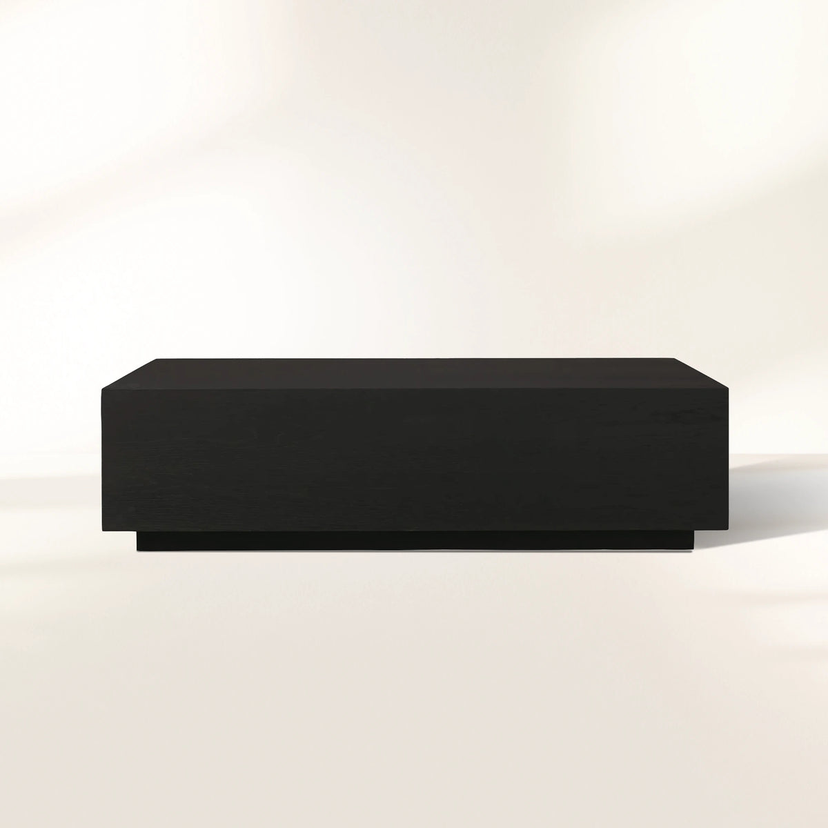 Table basse rectangulaire Sullivan avec placages en chêne massif et base à plinthe noire Table basse de salon