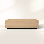 Table basse rectangulaire Sullivan avec placages en chêne massif et base à plinthe noire Table basse de salon