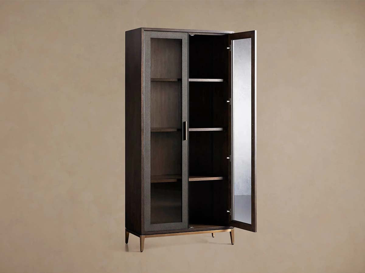 Malone Vitrine aus strukturiertem Leder, hoher Holzschrank mit Glastüren