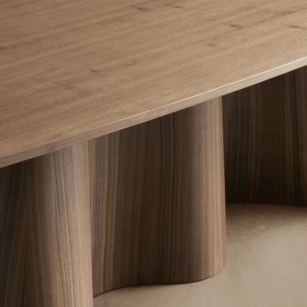 Table de salle à manger Cortina en forme de bateau, en noyer américain avec piètement ondulé
