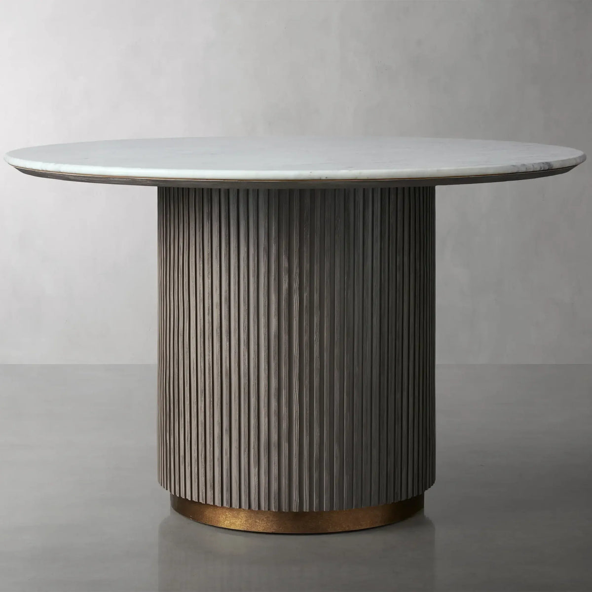 Plateau rond en marbre Finnley avec socle en bois