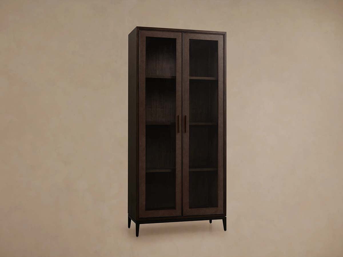 Malone Vitrine aus strukturiertem Leder, hoher Holzschrank mit Glastüren