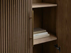 Armoire haute Finnley en bois, style champêtre, avec portes, pour salon.