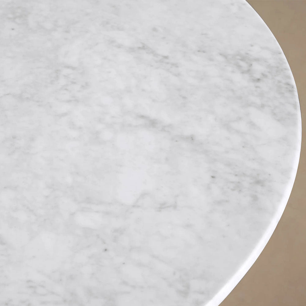 Plateau rond en marbre Finnley avec socle en bois