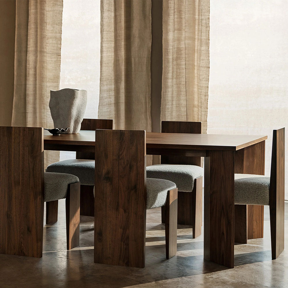 Table de salle à manger rectangulaire en bois Yorn avec piètement incliné