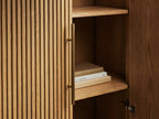 Armoire haute Finnley en bois, style champêtre, avec portes, pour salon.