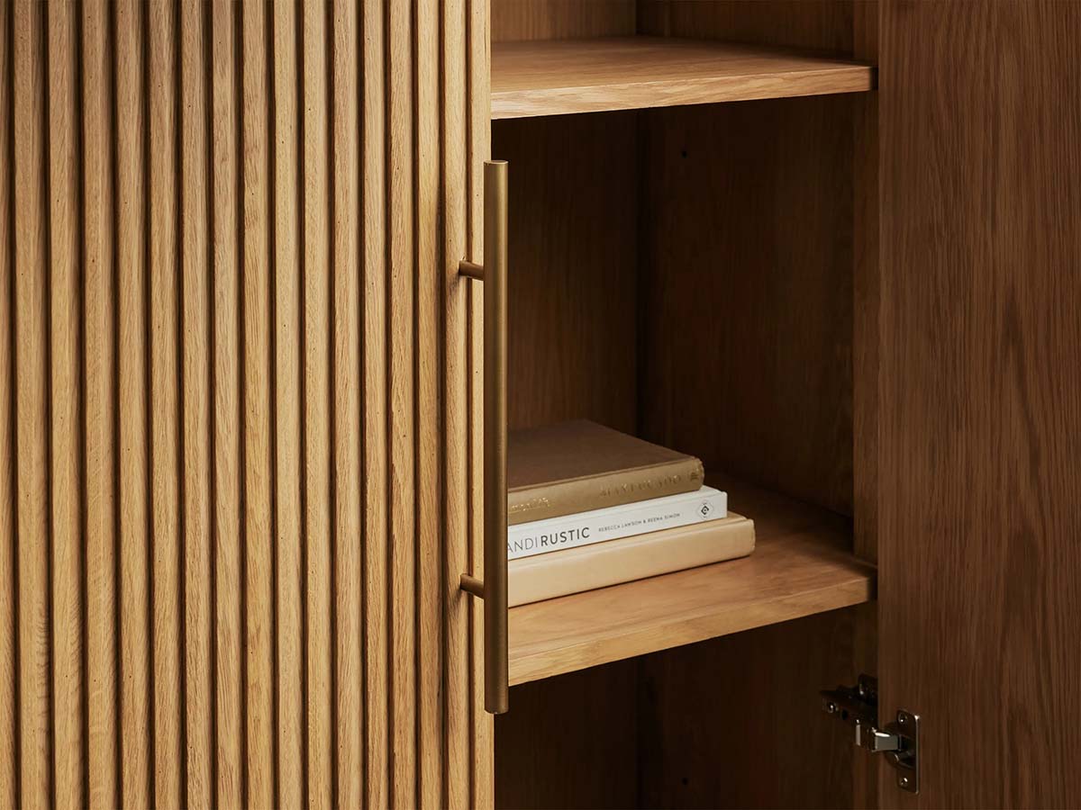 Armoire haute Finnley en bois, style champêtre, avec portes, pour salon.