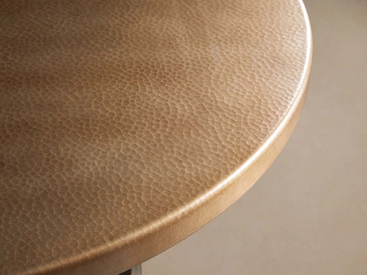Table de salle à manger ronde en métal recyclé, plateau martelé à la main en métal et base en fer noir Vertex