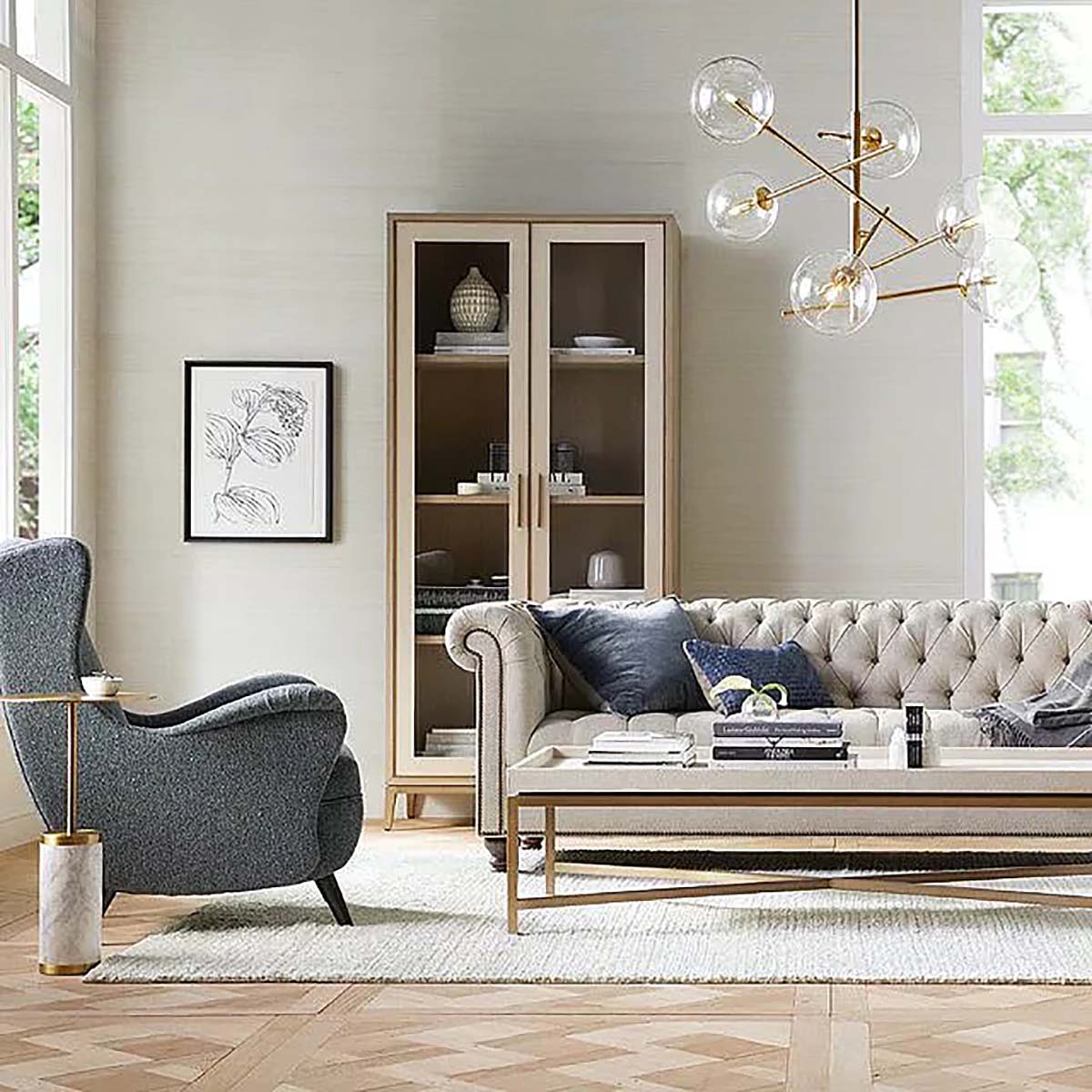 Malone Vitrine aus strukturiertem Leder, hoher Holzschrank mit Glastüren
