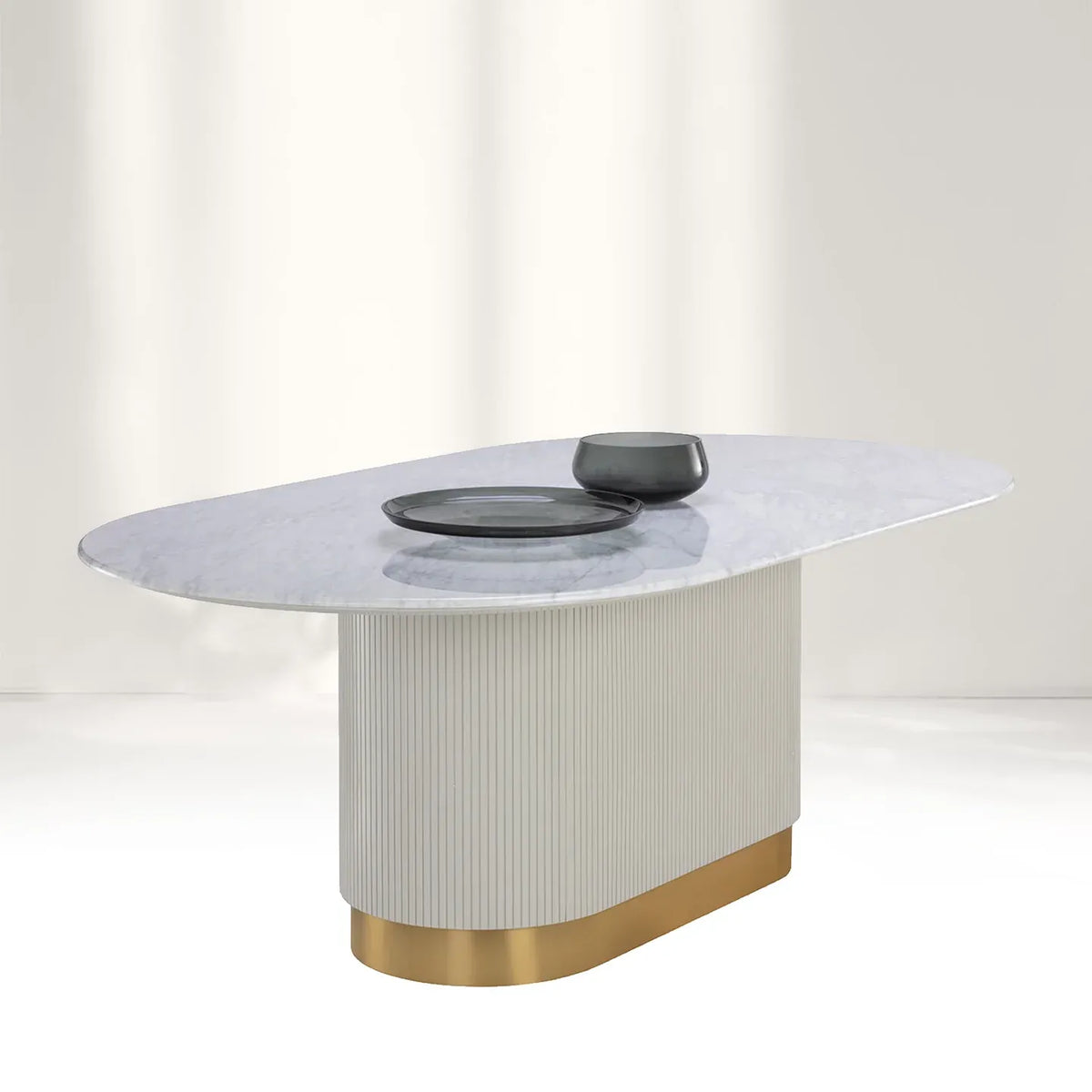 Table de salle à manger ovale blanche Panoso, plateau en marbre de Carrare et piètement en bois