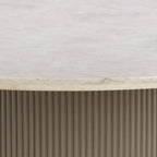 Table de salle à manger Canodi avec plateau en marbre crème poli et piètement cannelé en bois.