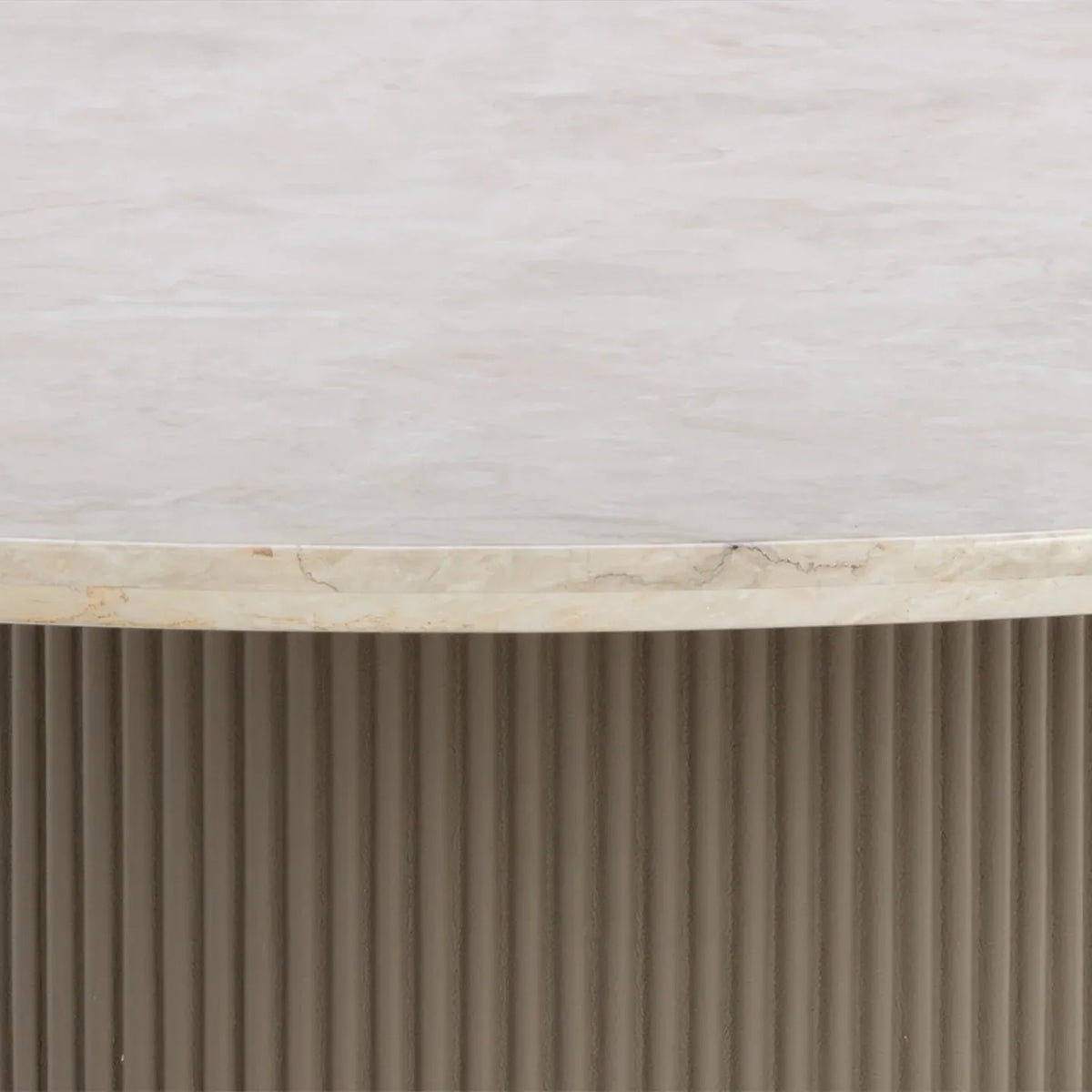 Table de salle à manger Canodi avec plateau en marbre crème poli et piètement cannelé en bois.