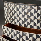 Buffet/meuble de rangement moderne en bois de peuplier Andretta, orné de motifs géométriques noirs et blancs