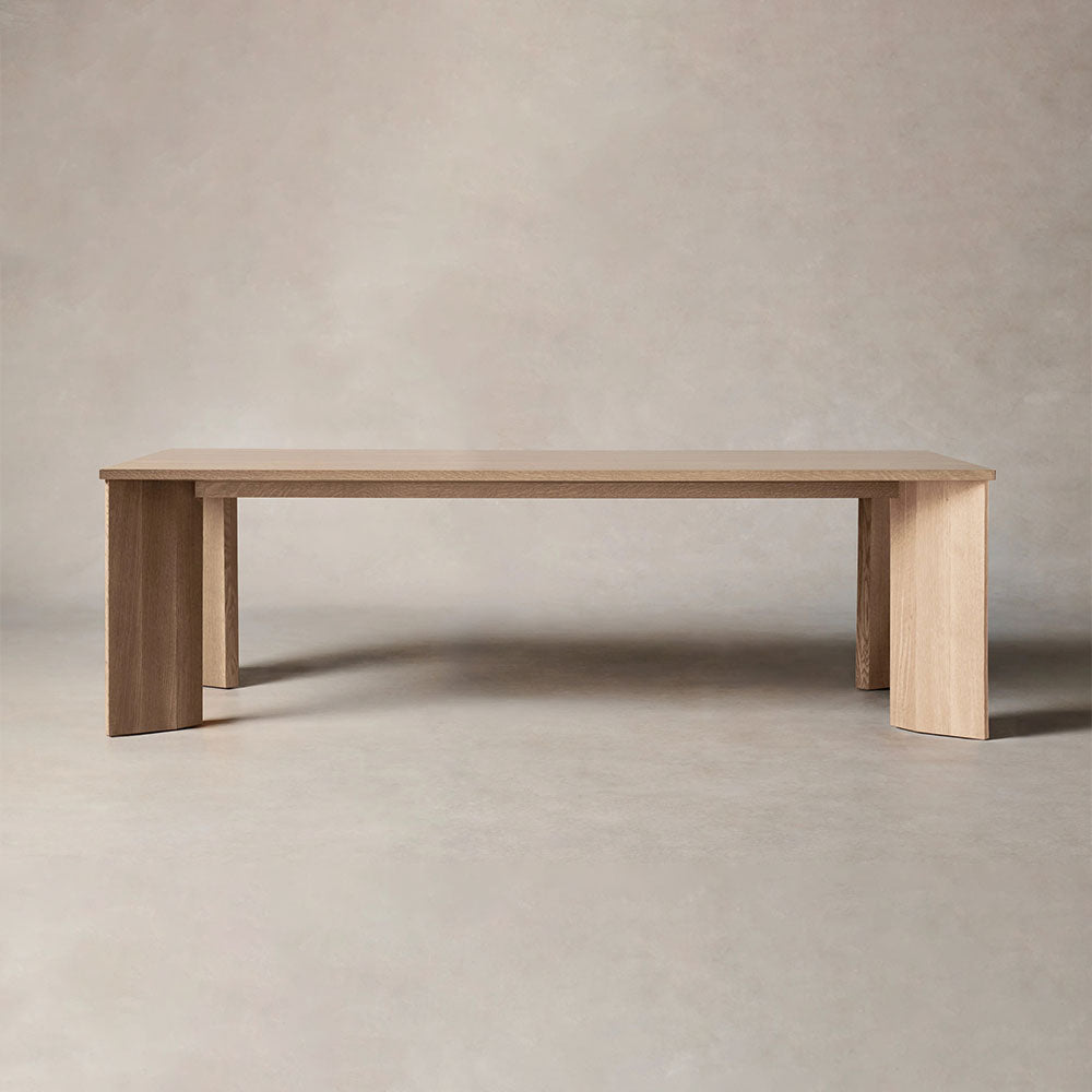 Table de salle à manger rectangulaire en bois Yorn avec piètement incliné