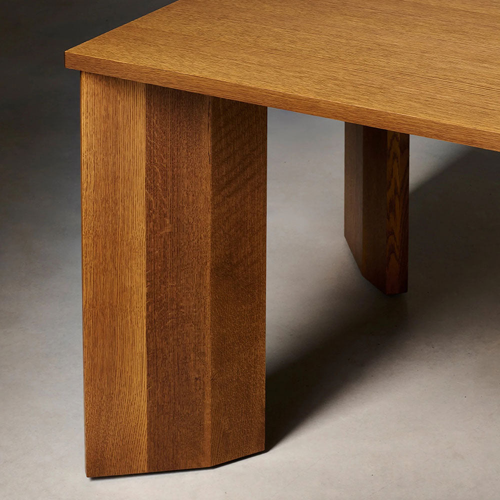 Table de salle à manger rectangulaire en bois Yorn avec piètement incliné
